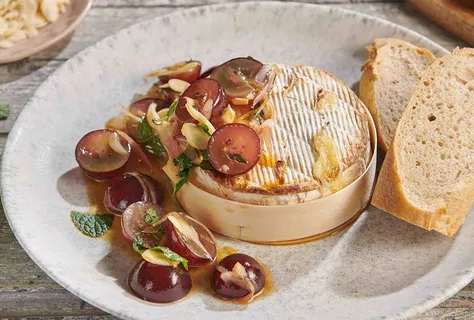 Gegrilde camembert met druivensalsa