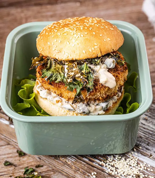Visburger met boerenkool en yoghurtsaus