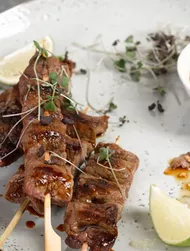 Spies met sojasteak-reepjes en geroosterde sesam-sojadip