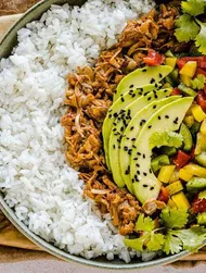 Teriyaki gepelde jackfruit en rijstbowl met avocado en pepersalsa