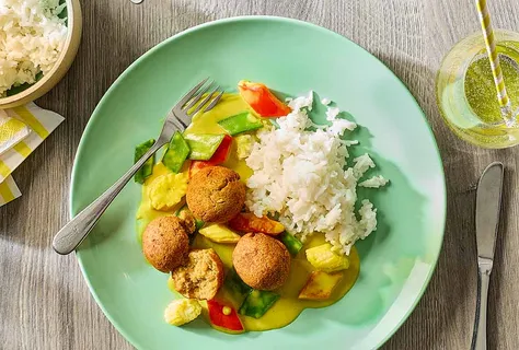 Krokante linzenballetjes met kerriesaus