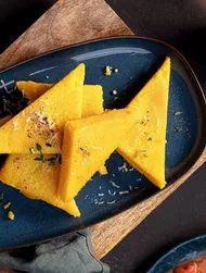 Gemakkelijk te maken: cheesy gebakken polenta
