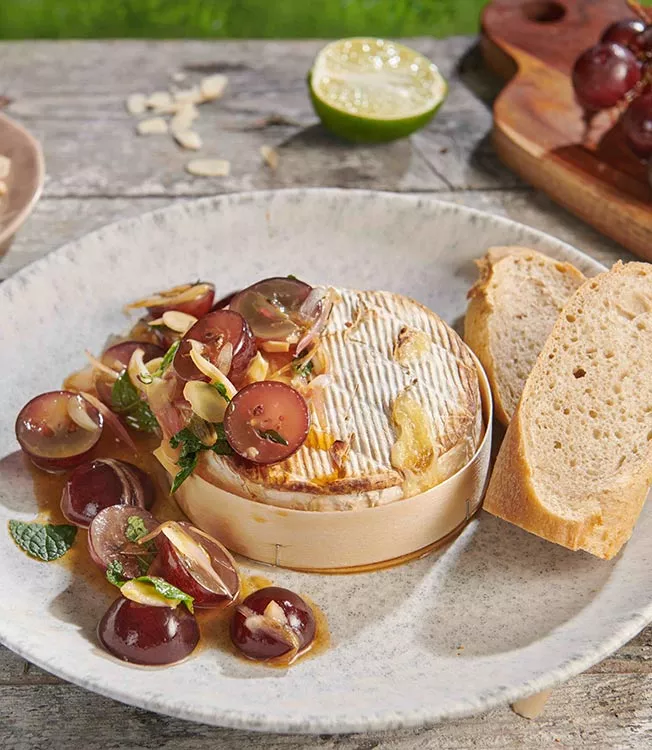 Gegrilde camembert met druivensalsa