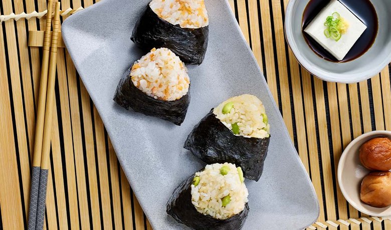 Zalm-onigiri met avocadovulling | Recept | Kikkoman