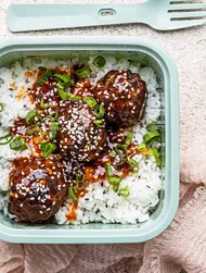 Geglazuurde gehaktballen in srirachasaus met rijst