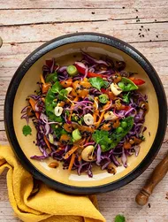Rodekoolsalade met cashewnoten & erwten