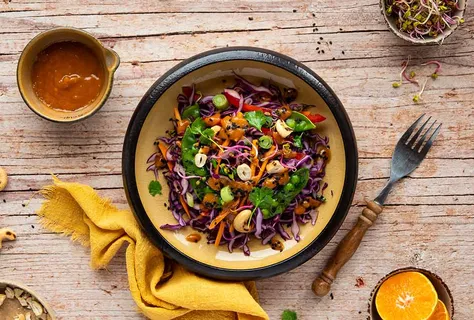 Rodekoolsalade met cashewnoten & erwten