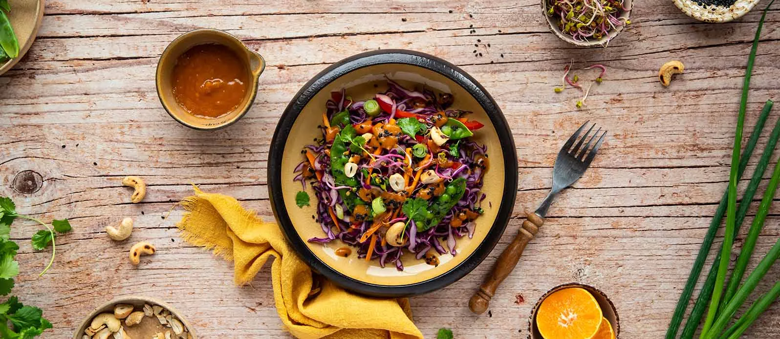 Rodekoolsalade met cashewnoten & erwten