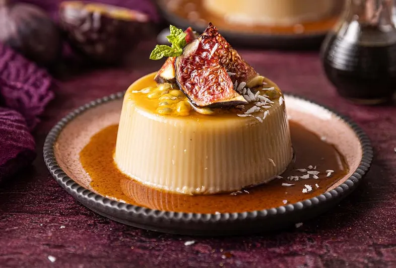 Kokos-panna cotta met soja-gembersiroop