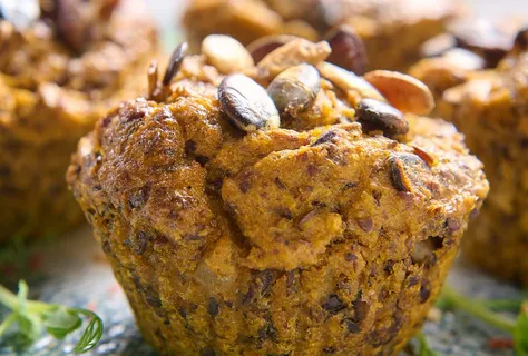Zoeteaardappelmuffins met spinazie & olijven