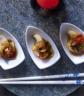 Snoekbaars met groentereepjes in Aziatische saus