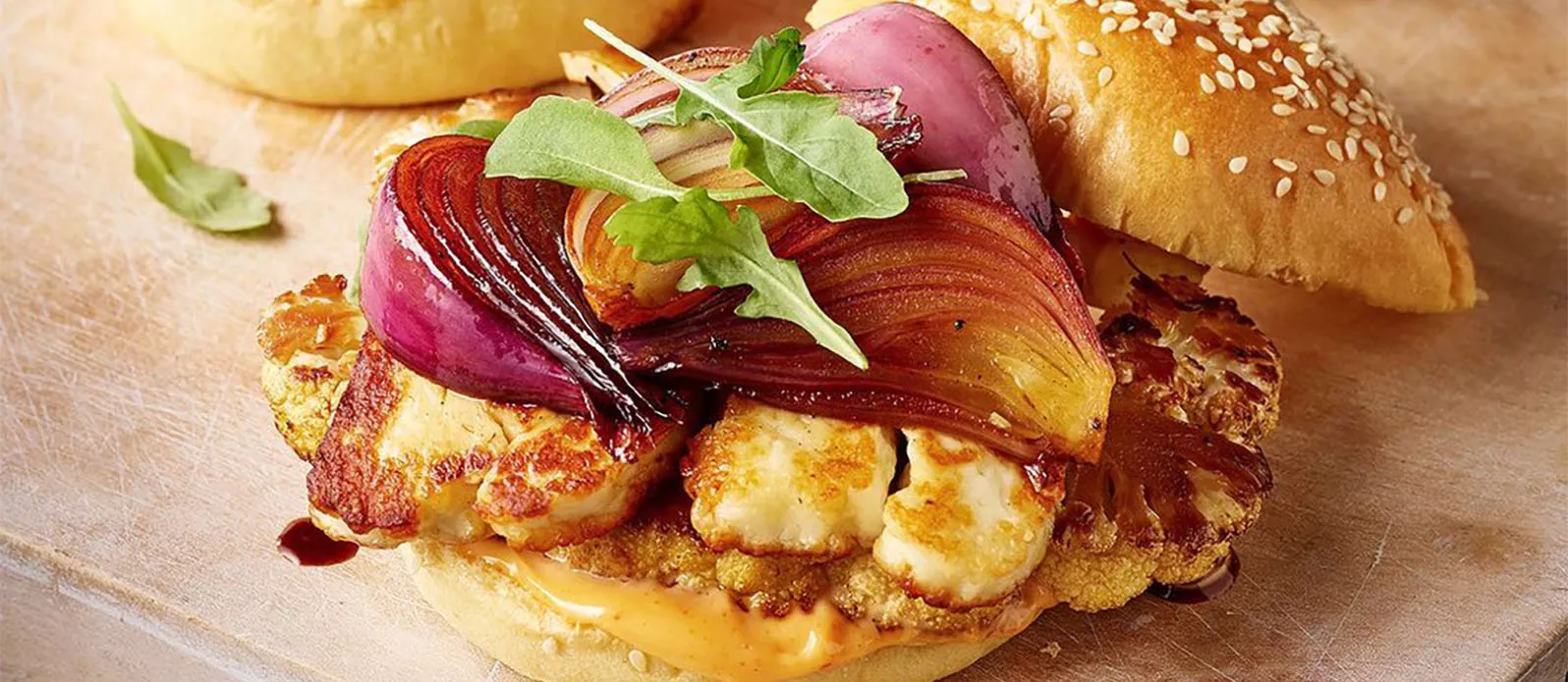Teriyaki bloemkoolburger met halloumi
