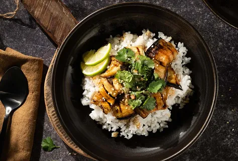 Geglaceerde aubergine met limoensalsa