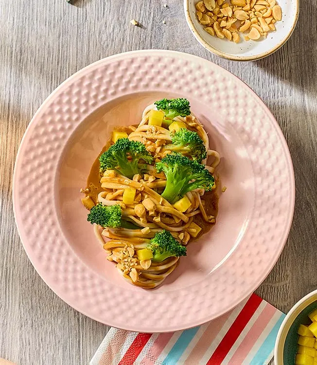 Pinda udon met broccoli en mango