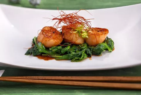 Hotategai Shichimi-Shoyu yaki – Gegrilde sint-jakobsschelpen met shichimi (zevenkruidenpoeder) of chili sojasaus