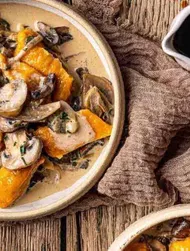 Zoete aardappeldumplings met champignonsaus