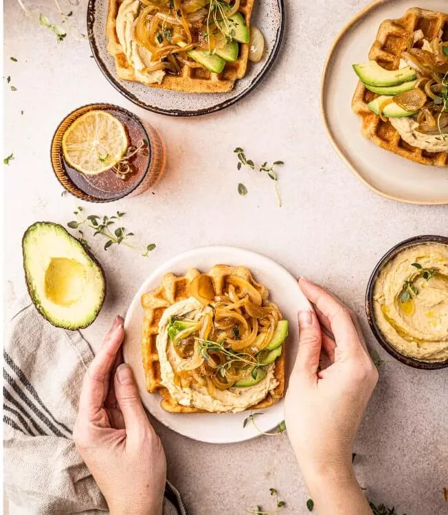 Wafels met hummus en teriyaki-ui met tijm