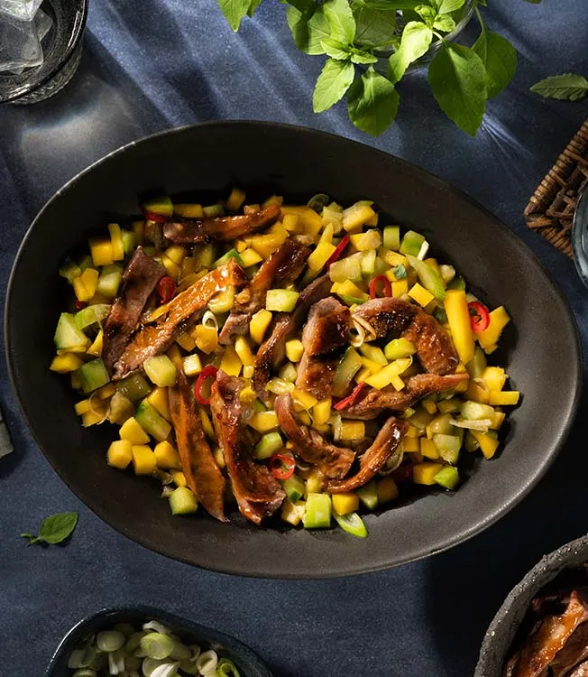 Teriyaki-eendensalade met Thaise basilicum