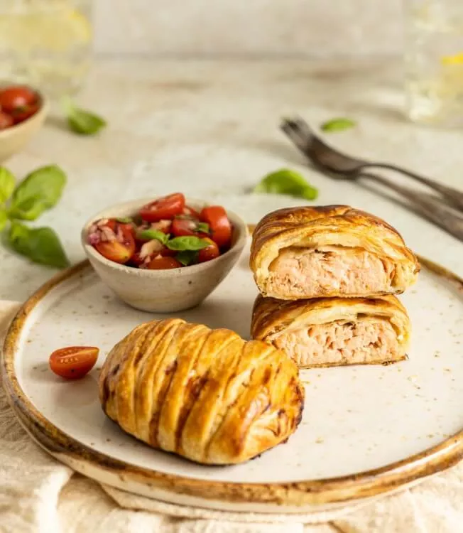 Vis wellington met salade van kerstomaatjes