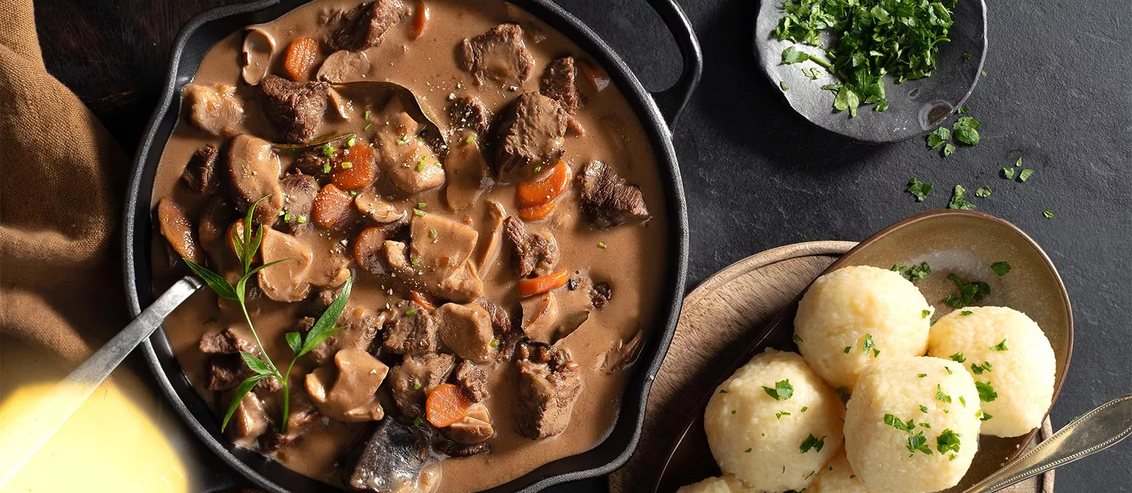 Sappige hertenstoofpot met paddenstoelen en aardappelknoedels