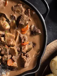 Sappige hertenstoofpot met paddenstoelen en aardappelknoedels