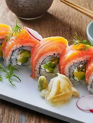 Gerookte zalm en avocadorol (uramaki)