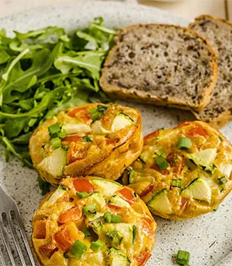 Ontbijtmuffins met eieren en groenten