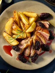 Eendenborst met bramensaus en misoaardappel