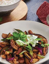 Roergebakken kip met aubergine en cashewnoten