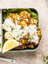 Gebakken geprakte aardappelen met soja, citroen, tijmyoghurt en feta