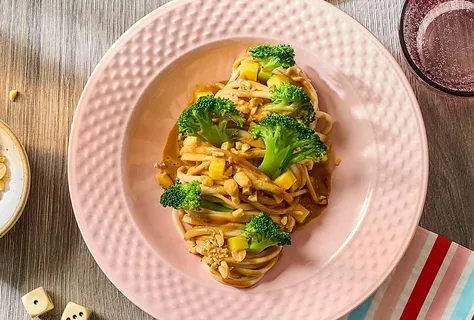 Pinda udon met broccoli en mango