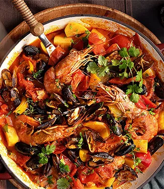 In de oven gebakken cataplana met mosselen en gamba’s