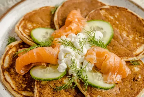 Volkorenpannenkoeken met gerookte zalm, hüttenkäse en komkommer