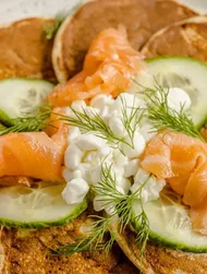 Volkorenpannenkoeken met gerookte zalm, hüttenkäse en komkommer