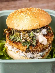 Visburger met boerenkool en yoghurtsaus