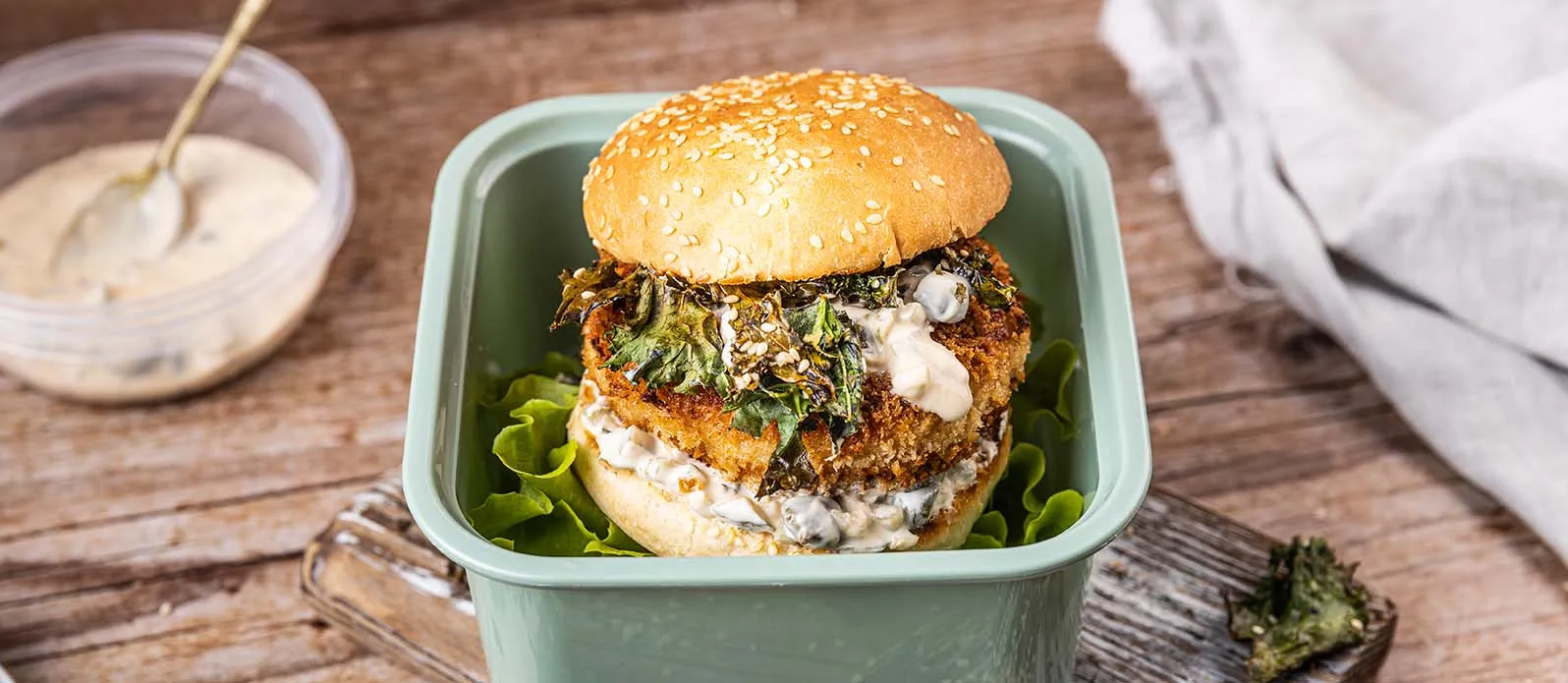 Visburger met boerenkool en yoghurtsaus