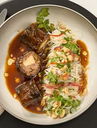 Aziatische rundvleesrollade met paksoi-noedels