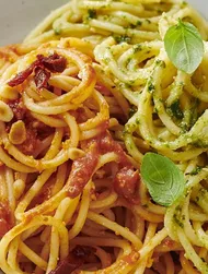 Pasta met rode en groene pesto, tomaat & avocado