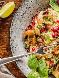 Warme couscous met paddenstoelen, limoen en granaatappel