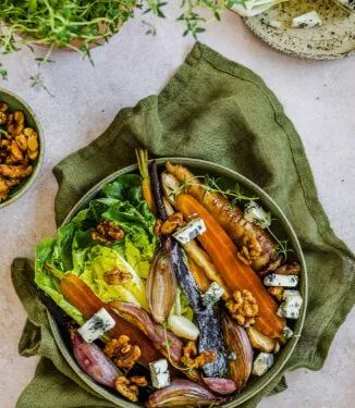 Warme salade van geroosterde groenten en walnoten