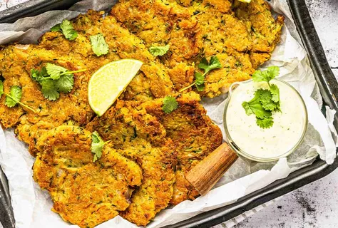 Pannenkoekjes van kikkererwten en courgette met korianderdip