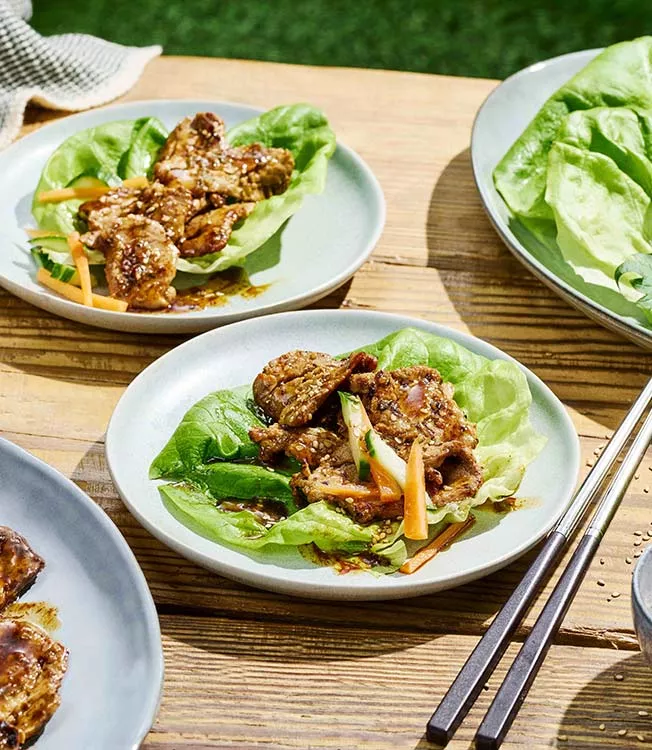 Bulgogi van varkensvlees in sla