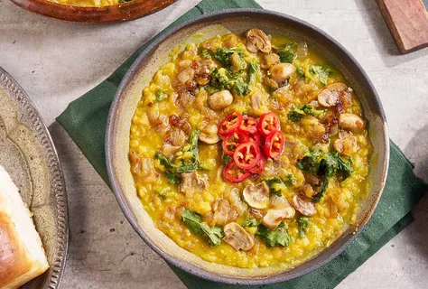 Dal van rode linzen met ui en mirin