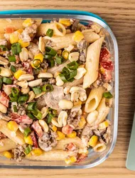 Pastasalade met rundvlees en champignons