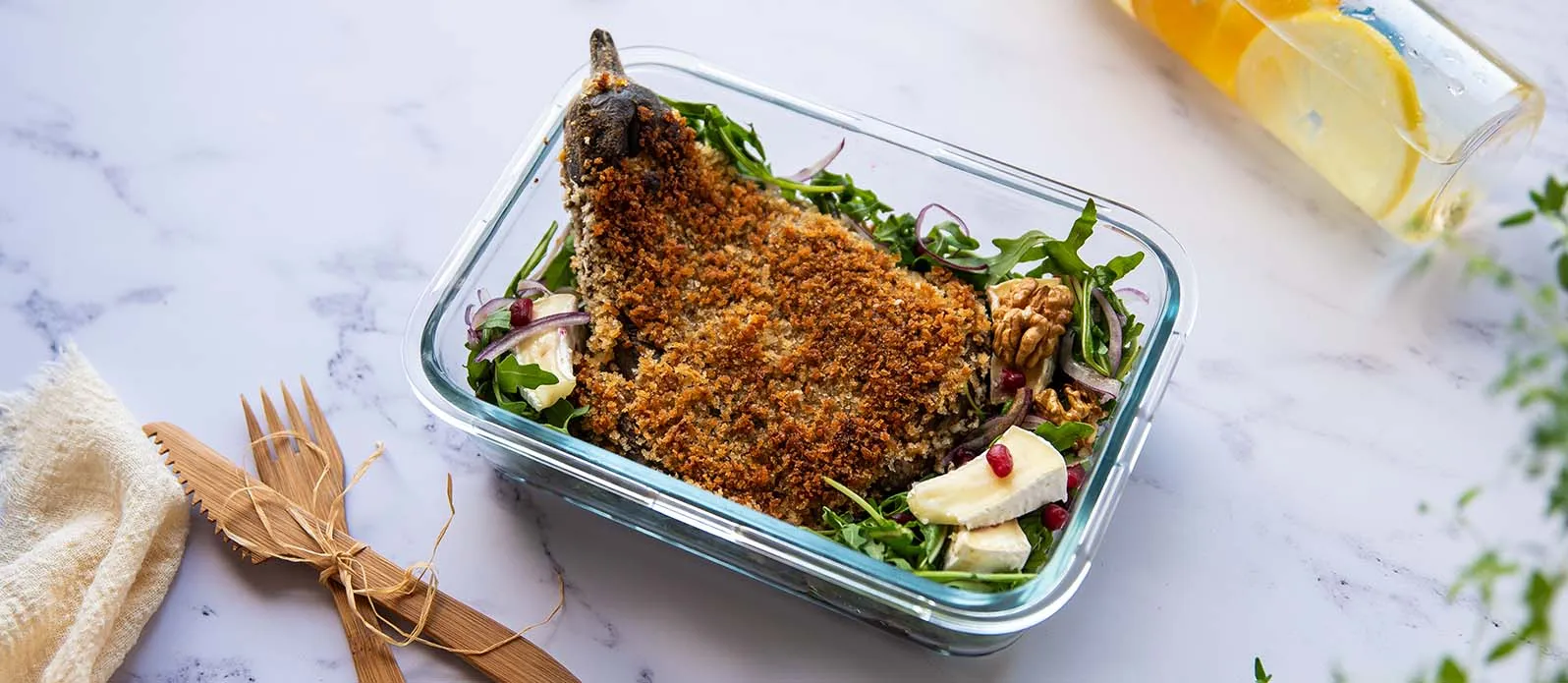 Krokante aubergine‑ & camembertsalade