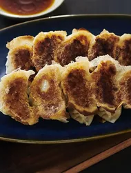 Gebakken gyoza met 3 sauzen