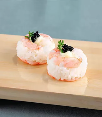 Sushi met garnalengarnering
