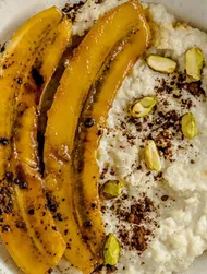 Gierstepap met gekaramelliseerde banaan