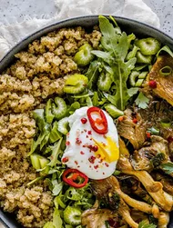 Amarantbowl met oesterzwammen en gepocheerd ei