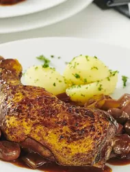 Coq au vin (kip in rode wijnsaus)